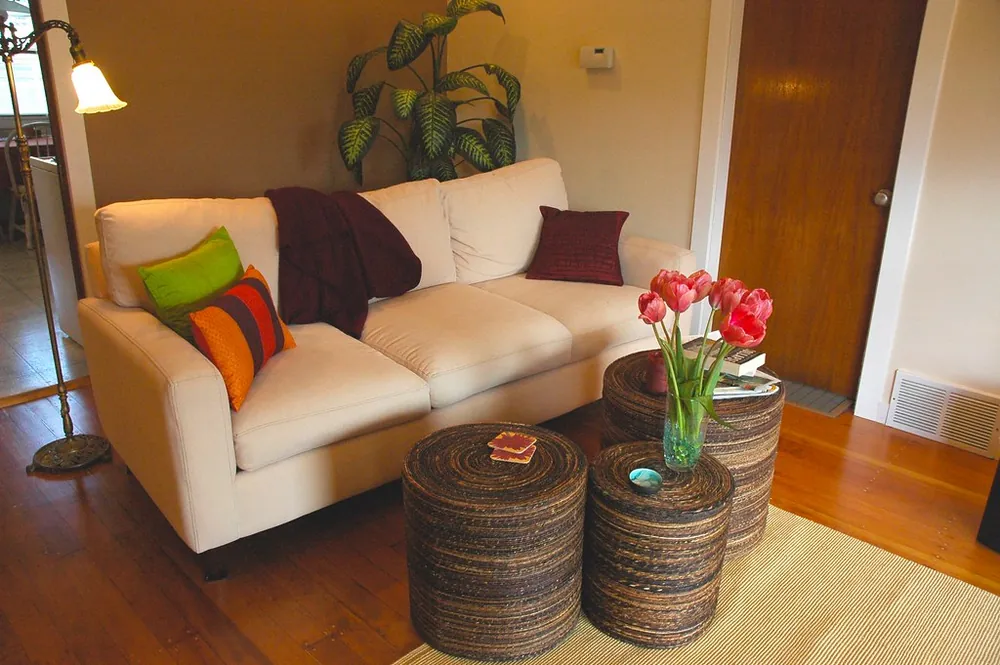 Living luminoso con sillón blanco